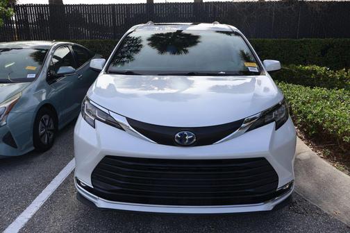 Wind Chill Pearl 2022 Toyota Sienna XLE