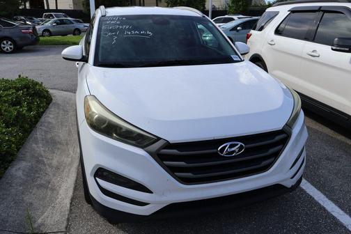 Winter White 2016 Hyundai TUCSON SE