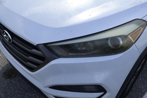 Winter White 2016 Hyundai TUCSON SE