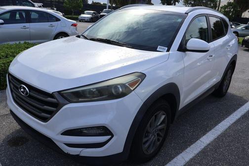 Winter White 2016 Hyundai TUCSON SE