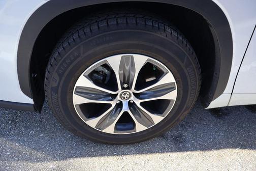 Wind Chill Pearl 2024 Toyota Highlander Hybrid XLE