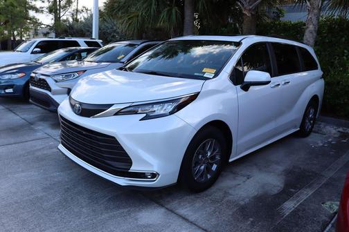 2023 Toyota Sienna XLE 8 Passenger