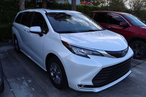 2023 Toyota Sienna XLE 8 Passenger