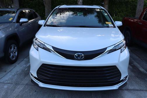 2023 Toyota Sienna XLE 8 Passenger