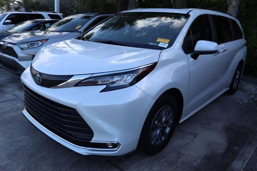 2023 Toyota Sienna XLE 8 Passenger