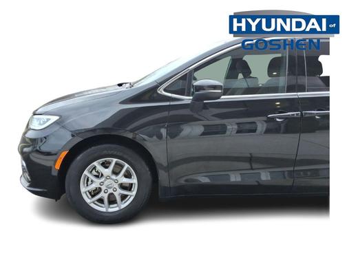 Brilliant Black Crystal Pearlcoat 2023 Chrysler Pacifica Touring