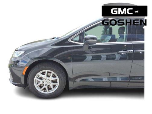 Brilliant Black Crystal Pearlcoat 2023 Chrysler Pacifica Touring L