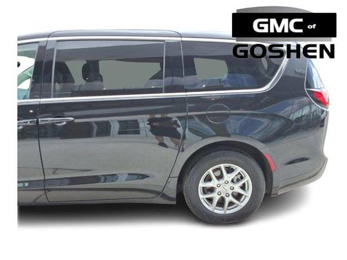 Brilliant Black Crystal Pearlcoat 2023 Chrysler Pacifica Touring L