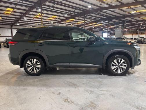 2022 Nissan Pathfinder SL