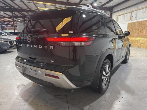 2022 Nissan Pathfinder SL