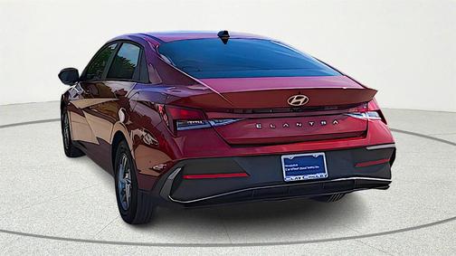 2024 Hyundai ELANTRA SE