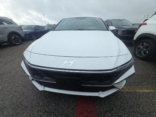 White 2025 Hyundai ELANTRA SE
