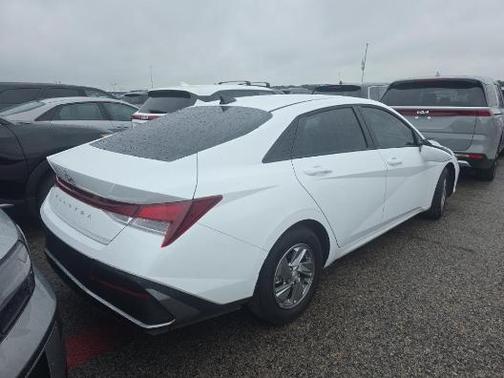 White 2025 Hyundai ELANTRA SE