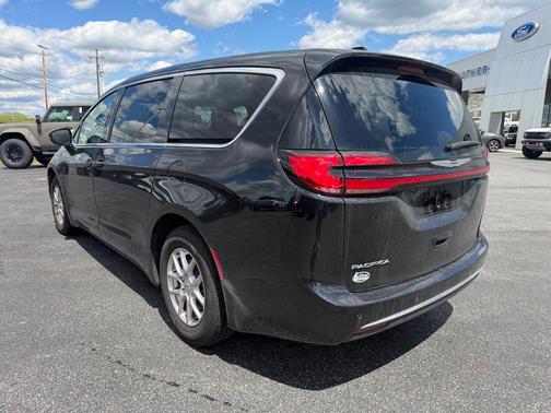 Diamond Black Crystal Pearlcoat 2024 Chrysler Pacifica Touring L