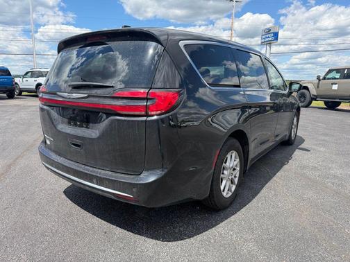 Diamond Black Crystal Pearlcoat 2024 Chrysler Pacifica Touring L