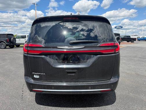 Diamond Black Crystal Pearlcoat 2024 Chrysler Pacifica Touring L