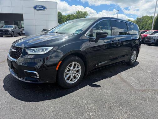 Brilliant Black Crystal Pearlcoat 2023 Chrysler Pacifica Touring L