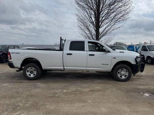 Bright White Clearcoat 2022 RAM 2500 Tradesman Crew Cab 4x4 8' Box