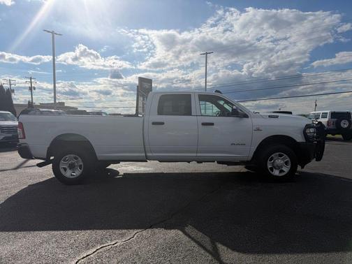 Bright White Clearcoat 2022 RAM 2500 Tradesman Crew Cab 4x4 8' Box