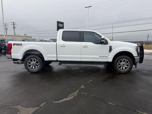 Oxford White 2022 Ford F-350 Lariat