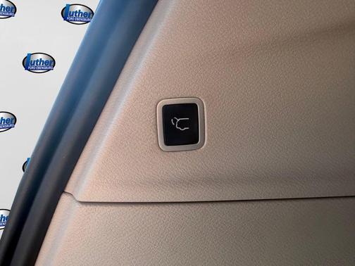 Brilliant Black Crystal Pearlcoat 2023 Chrysler Pacifica Touring L
