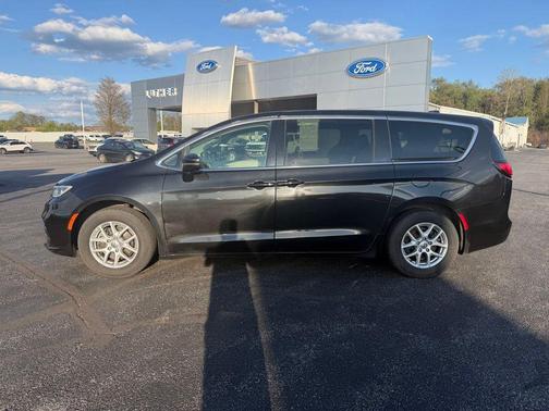 Brilliant Black Crystal Pearlcoat 2023 Chrysler Pacifica Touring L