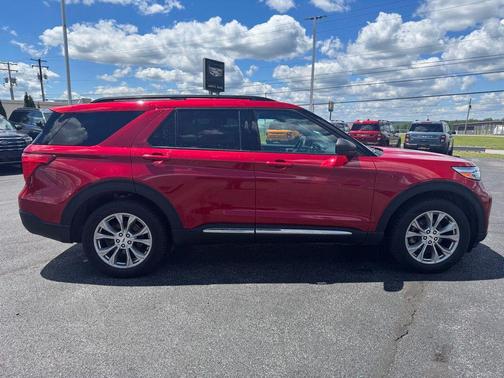 Rapid Red Metallic Tinted Clearcoat 2022 Ford Explorer XLT