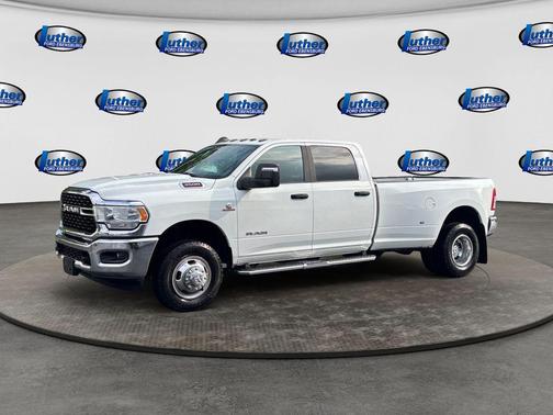 Bright White Clearcoat 2024 RAM 3500 Big Horn Crew Cab 4x4 8' Box