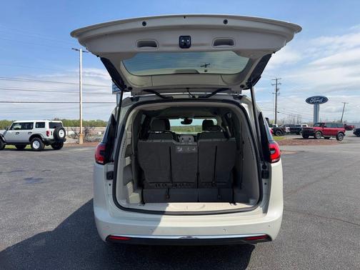 Luxury White Pearlcoat 2021 Chrysler Pacifica Touring L