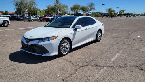 Super White 2020 Toyota Camry XLE