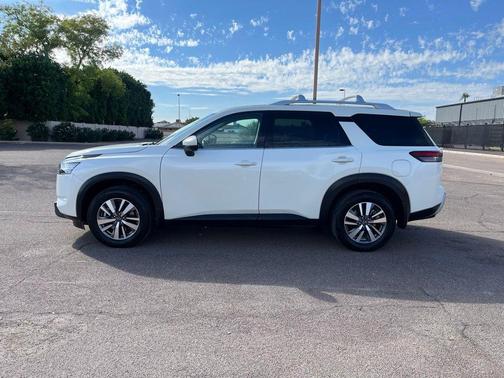 2023 Nissan Pathfinder SL 4WD