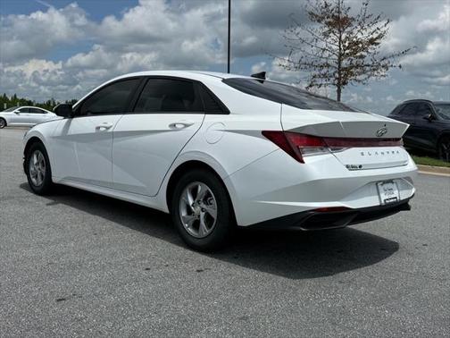 2022 Hyundai ELANTRA SE