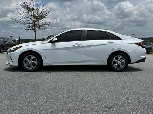 2022 Hyundai ELANTRA SE