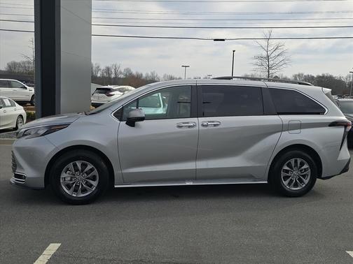 2024 Toyota Sienna XLE