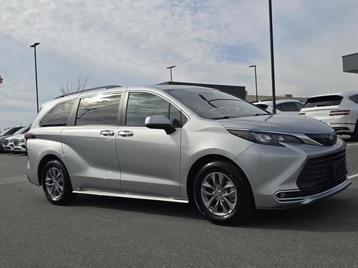 2024 Toyota Sienna XLE
