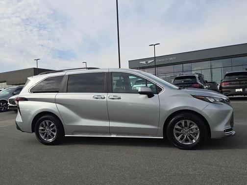 2024 Toyota Sienna XLE