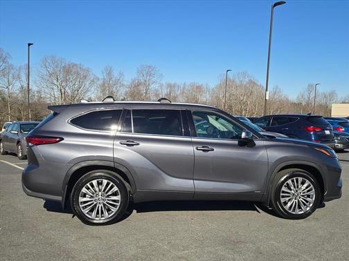 Cement 2023 Toyota Highlander Hybrid Platinum