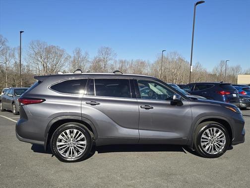 2023 Toyota Highlander Hybrid Platinum