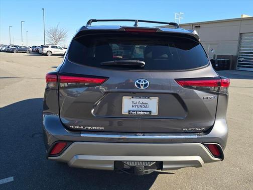 2023 Toyota Highlander Hybrid Platinum