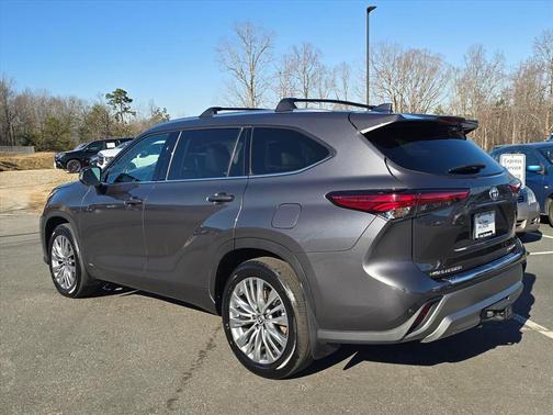 2023 Toyota Highlander Hybrid Platinum