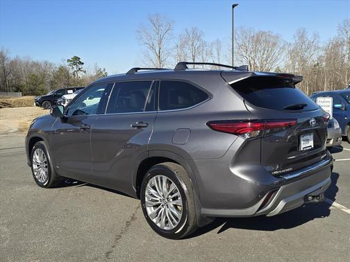 2023 Toyota Highlander Hybrid Platinum