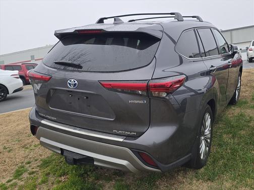 2023 Toyota Highlander Hybrid Platinum