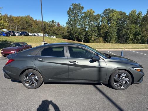 2024 Hyundai ELANTRA SEL