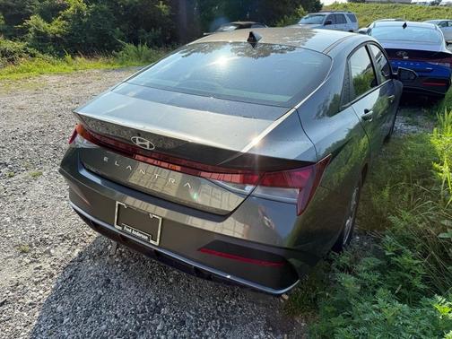 2024 Hyundai ELANTRA SE