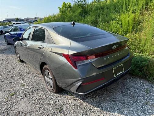 2024 Hyundai ELANTRA SE