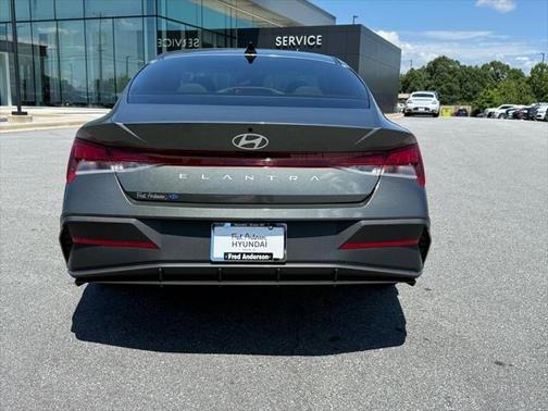 2024 Hyundai ELANTRA SE