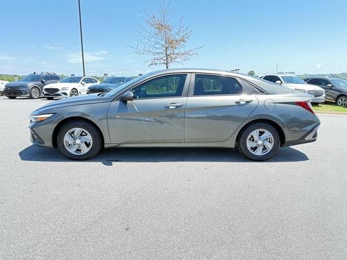 2024 Hyundai ELANTRA SE