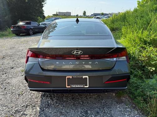 2024 Hyundai ELANTRA SE