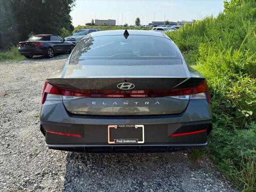2024 Hyundai ELANTRA SE