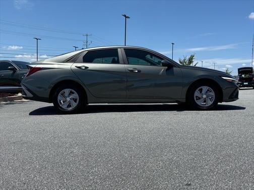 2024 Hyundai ELANTRA SE